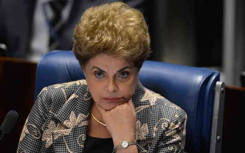 Dilma coloca a mão no rosto para se apoiar
