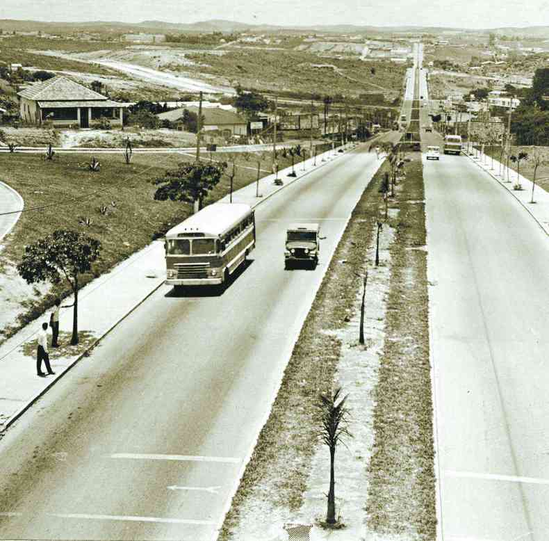 A Avenida Antnio Carlos vista na dcada de 1960: visionrio, o ex-prefeito Juscelino Kubitschek j previa a necessidade de duplicao (foto: Arquivo EM)
