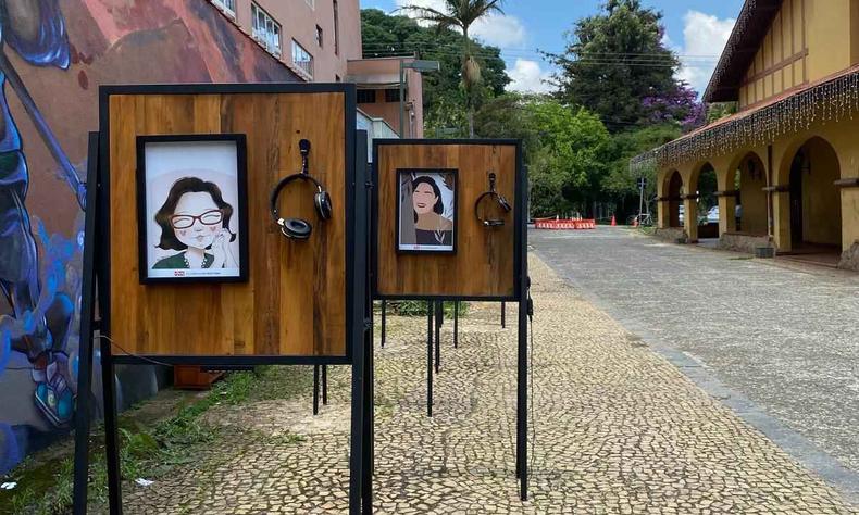 Cavaletes da exposio Ocupa Minas na Biblioteca Municipal Centenrio, em Poos de Caldas (MG), com cartazes das escritoras e os fones para ouvir os podcasts