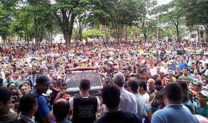 Aproximadamente 5 mil pessoas cercaram a delegacia para tentar linchar os criminosos(foto: Polcia Civil/Divulgao)