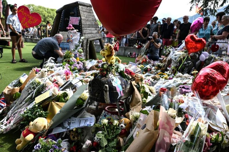 Flores, balões e brinquedos em homenagem às vítimas do ataque a faca(foto: JEAN-PHILIPPE KSIAZEK / AFP) Flores, balões e brinquedos em homenagem às vítimas do ataque a faca