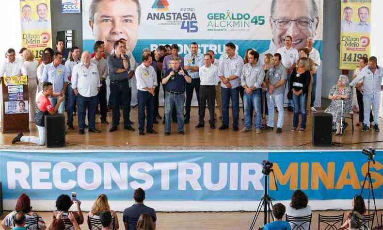 Anastasia pediu votos tambm para Geraldo Alckmin em cidades do Sul de Minas (foto: HUGO CORDEIRO/DIVULGAO)