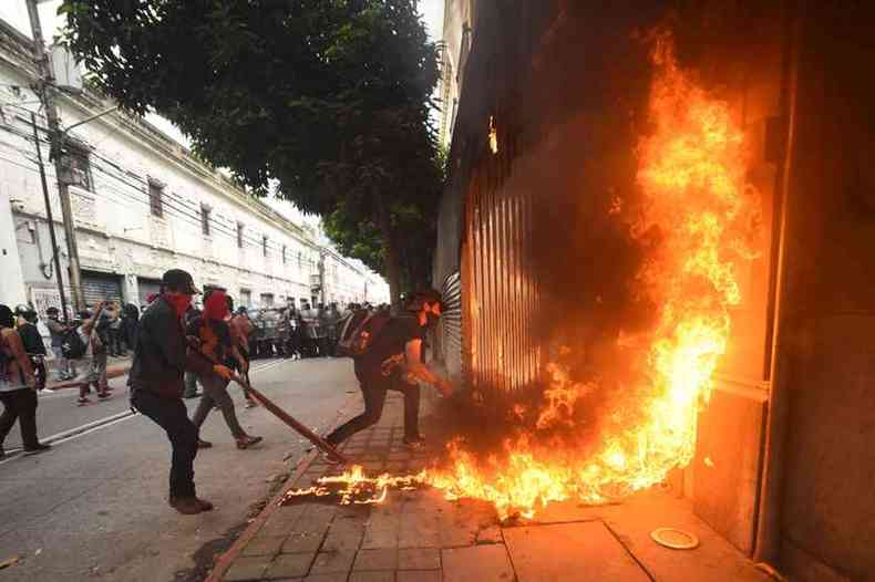 Manifestantes atearam fogo em uma parte do prdio do Congresso, exigindo a renncia do presidente Giammattei(foto: Orlando Estrada/AFP)