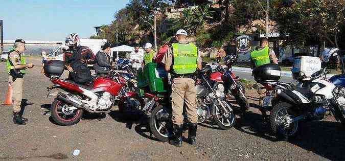 Motociclistas foram fiscalizados na operao(foto: Paulo Filgueiras/EM/D.A Press)