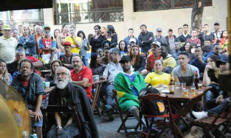 Moradores lotaram os bares na manh desta sexta-feira para assistir ao jogo do Brasil(foto: Beto Novaes EM/D.A Press)
