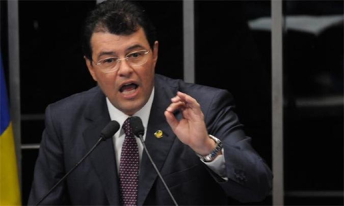 Braga tamb�m comentou o esc�ndalo da Petrobras, mas foi cauteloso e preferiu exaltar a empresa e separ�-la dos envolvidos na Opera��o Lava Jato(foto: Carlos Moura/CB/D.A Press)