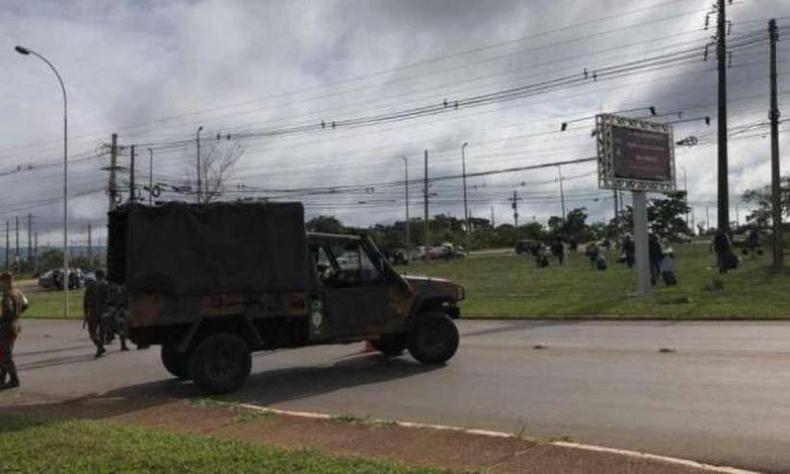 Um veculo de Foras Armadas se deslocando em Braslia