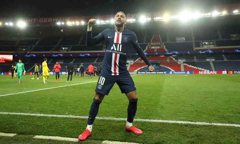 Neymar  um dos poucos dolos do futebol brasileiro, mas em alguns momentos parece que no quer ser(foto: UEFA/AFP)