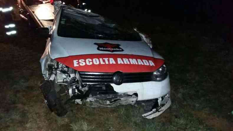 Os ocupantes do carro morreram ainda local(foto: Polcia Rodoviria Federal (PRF) / Divulgao)