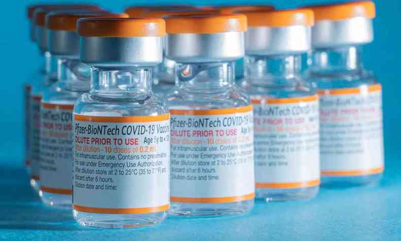 Frascos de vacina contra a COVID-19