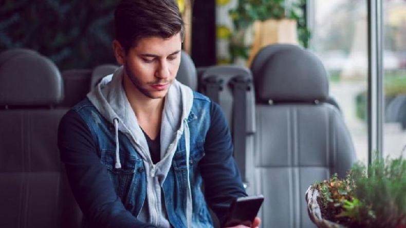 Algumas pessoas com TPL querem ligar e enviar mensagens de texto com frequência para quem estão namorando(foto: Getty Images) Homem olha para seu celular