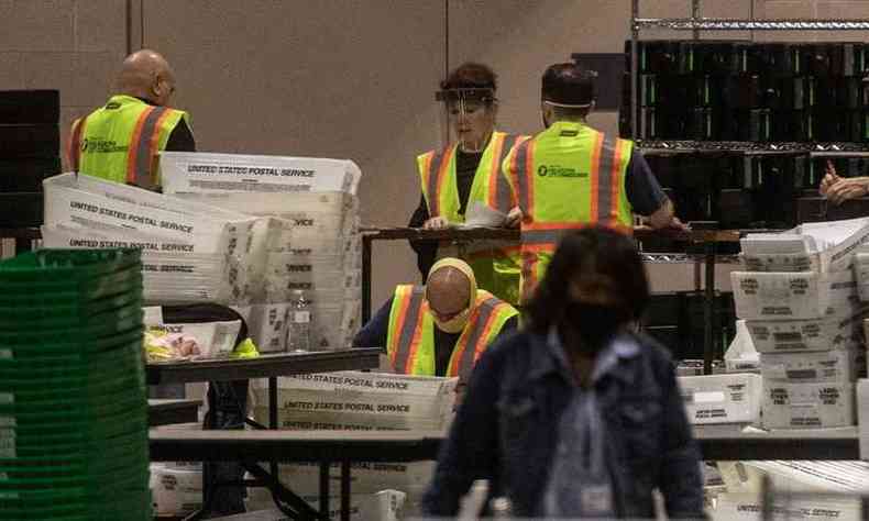 Voluntrios contam votos na Pensilvnia(foto: Chris McGrath / GETTY IMAGES NORTH AMERICA / Getty Images via AFP)