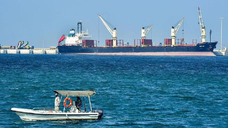 Grande navio no mar