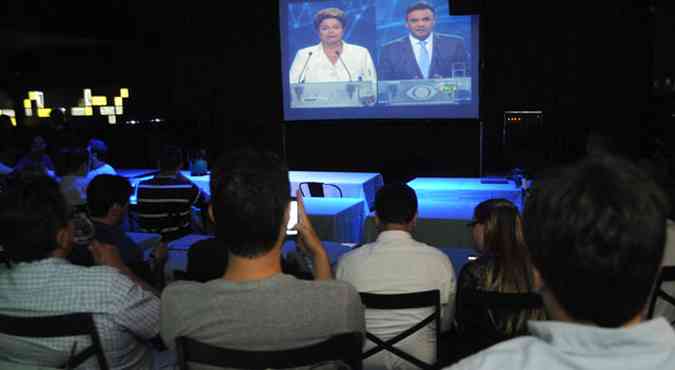 Frequentadores do Na Mata Caf tambm assistiram ao debate entre Acio Neves e Dilma (foto: Marcos Vieira/EM/D.A Press)