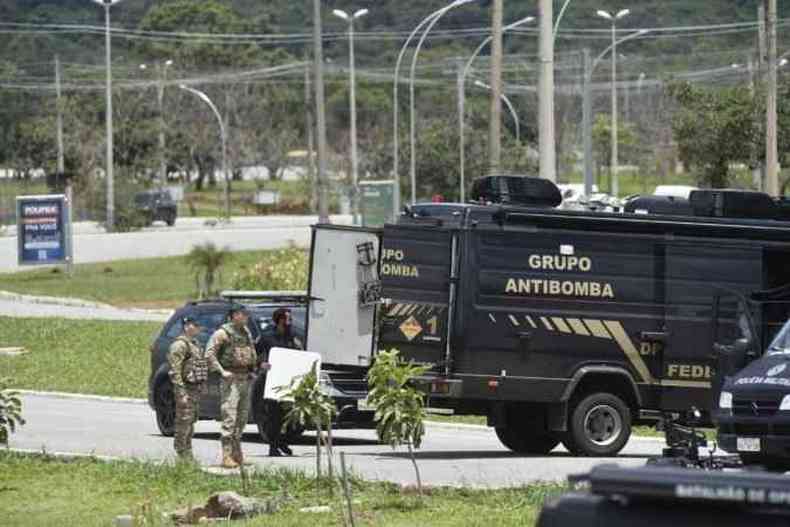 Caminho da polcia desarma bomba