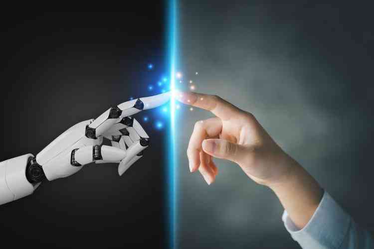 Mão humana tocando a mão de um robô