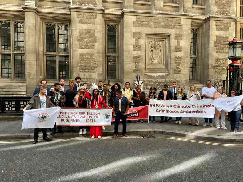 Indgenas fazem protesto em Londres durante audincia do caso de rompimento da barragem em Mariana