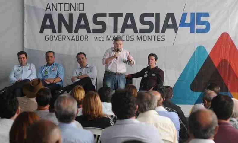 Cerca de 100 prefeitos do PSDB participaram de evento no comit de campanha de Anastasia nesta tera-feira(foto: Leandro Couri/EM/D.A Press)
