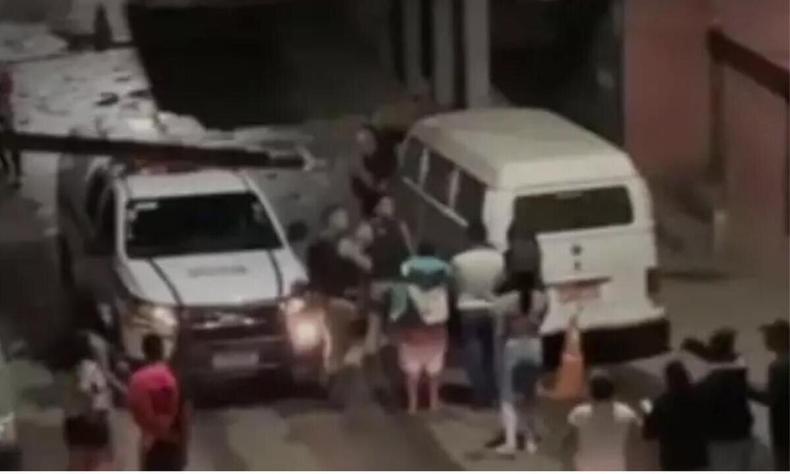 O fato de o militar ter conduzido o suspeito até a parte de trás de uma Kombi que estava estacionada também foi estranhado pelos familiares(foto: Reprodução de vídeo) reprodução de vídeo mostra momento que o homem foi levado para atrás de uma Kombi estacionada