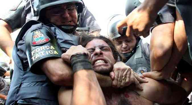 So paulo: Manifestante que enfrentou a PM e peitou at os escudos da barreira policial  detido prximo ao Itaquero (foto: ROBSON FERNANDJES/ESTADO CONTEDO)