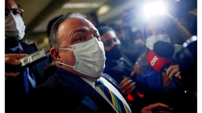 Pazuello disse que 'um manda e o outro obedece', mas que o presidente Bolsonaro no deu ordens para no comprar vacinas contra o coronavrus(foto: Reuters )