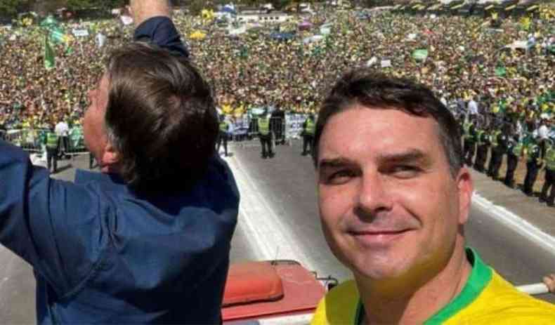 Nas redes sociais, Flvio Bolsonaro defende o pai e volta a atacar ministro do STF 