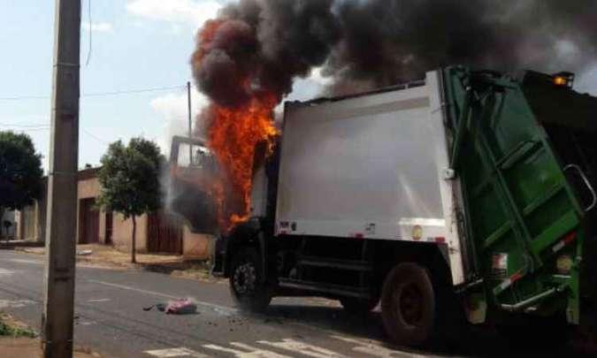 Caminhão de coleta de lixo incendiado em Uberaba em ação criminosa(foto: Polícia Militar/Divulgação) Caminhão de coleta de lixo incendiado em Uberaba em ação criminosa(foto: Polícia Militar/Divulgação)