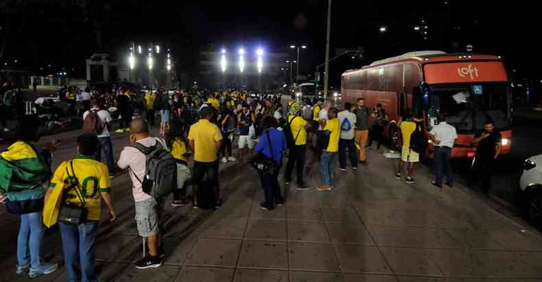 Caravana de apoiadores do presidente partiu da Praa da Liberdade para So Paulo ontem  noite