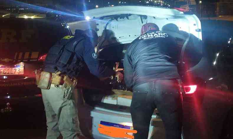 Policiais revistam carro dos suspeitos(foto: PRF/Divulgao)