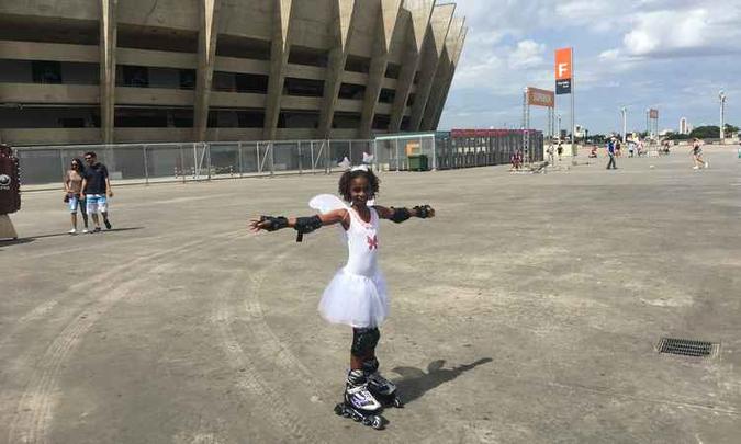A garota Roberta Guss Brasil anda de patins na Esplanada do Mineirão, área livre para as crianças brincarem à vontade na região da lagoa(foto: Bertha Maakaroun/EM/DA Press) A garota Roberta Guss Brasil anda de patins na Esplanada do Mineirão, área livre para as crianças brincarem à vontade na região da lagoa(foto: Bertha Maakaroun/EM/DA Press)