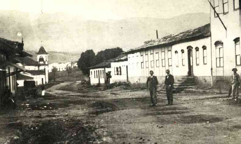 foto histórica em preto e branco mostra a serra do curral na época que bh era curral del rey