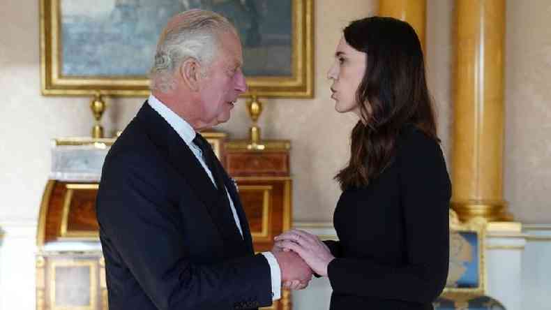 Primeira-ministra da Nova Zelndia, Jacinda Ardern, presta condolncias ao rei Charles 3 no palcio de Buckingham, em Londres