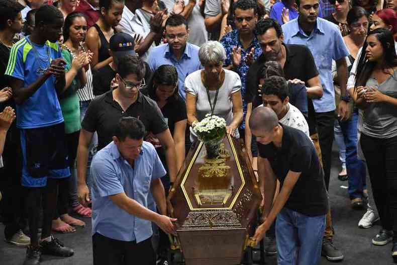 Estudantes mortos no massacre da Escola Estadual Professor Raul Brasil, em Suzano, na Regio Metropolitana de So Paulo, foram enterrados sob forte comoo e aplausos(foto: AFP / NELSON ALMEIDA )
