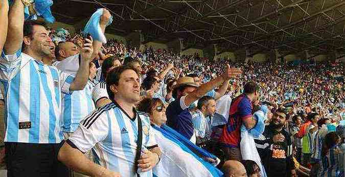 Argentinos acompanharam empolgados a partida de sua seleo contra os iranianos no Mineiro(foto: Andr Garcia/EM/D.A.Press)