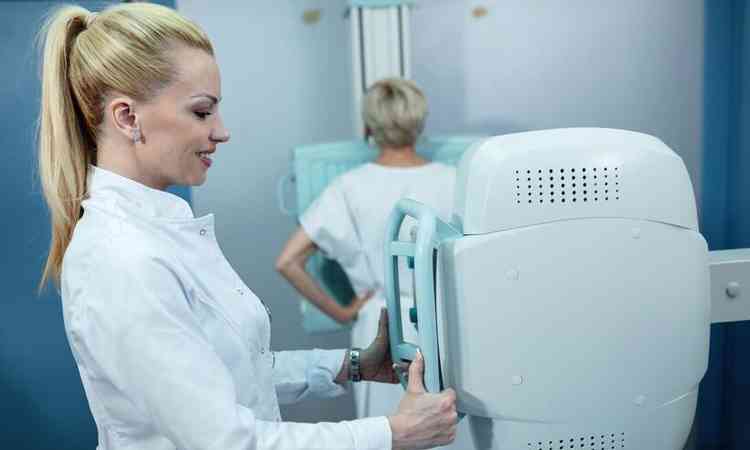 enfermeira faz mamografia em paciente