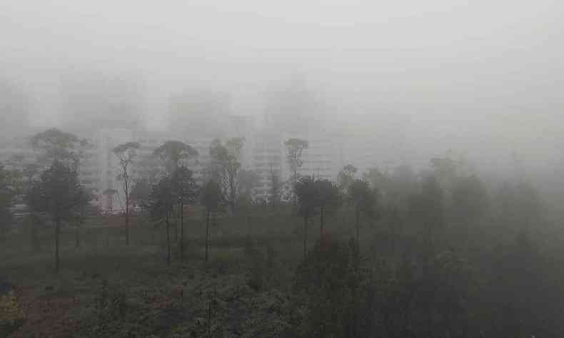 Neblina no Bairro Belvedere, Região Centro-Sul de BH