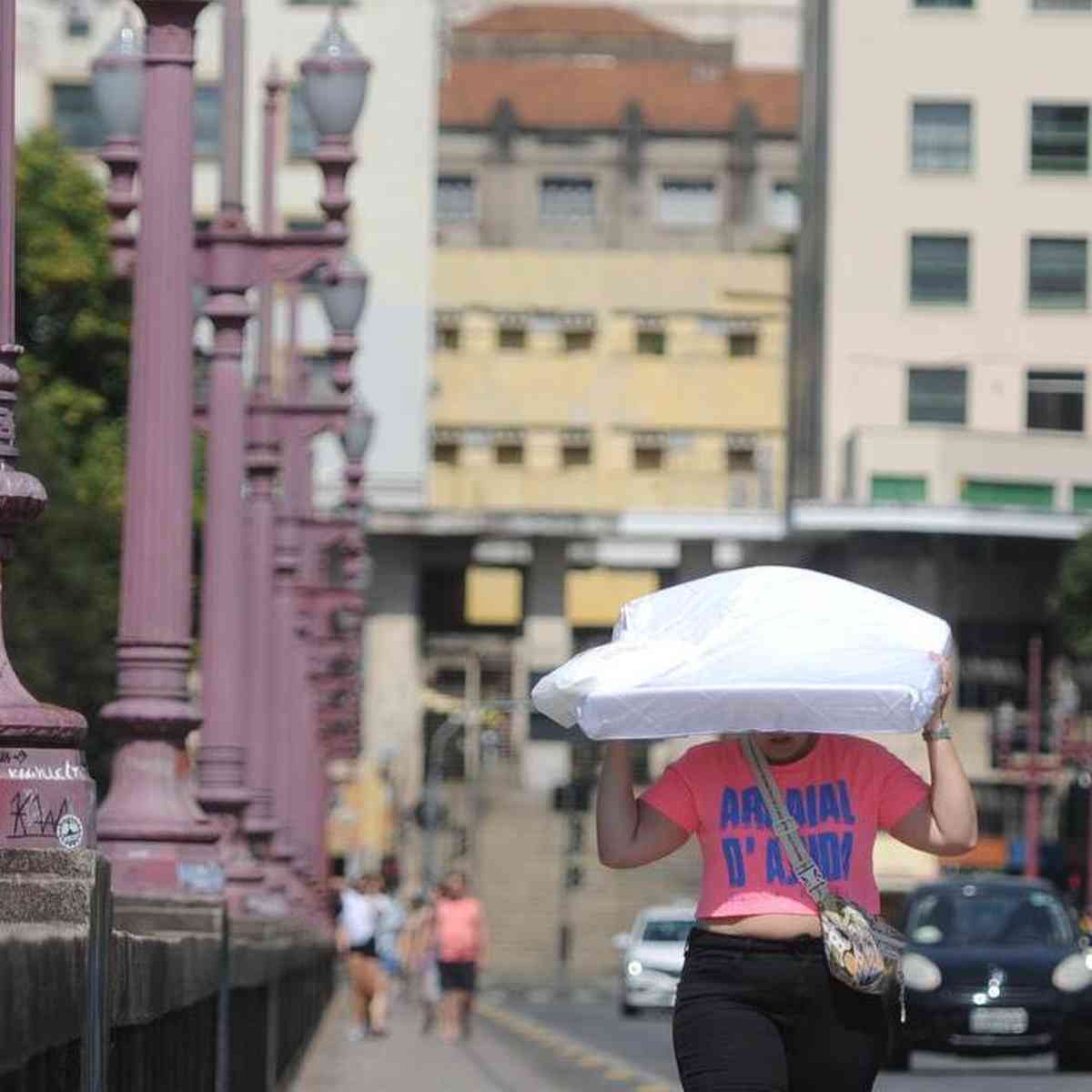 Aqui em SP tá frio, nublado e garoando. Mas a vontade mesmo é pegar essa  bolsa, óculos e protetor e ir para o Nordeste! Quem mais…