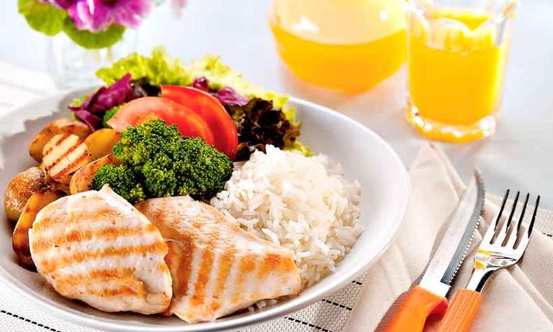 Refeição equilibrada inclui carboidrato, proteína e alimentos que sejam fonte de vitaminas, minerais e fibras(foto: Vinci Rio/Reprodução da Internet) Refeição equilibrada inclui carboidrato, proteína e alimentos que sejam fonte de vitaminas, minerais e fibras(foto: Vinci Rio/Reprodução da Internet)