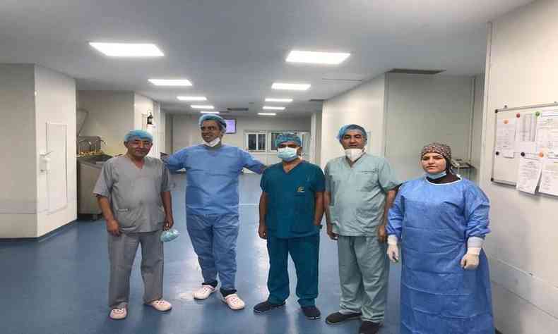 Equipe mdica de Alcides Branco, que realizou a cirurgia no Iraque(foto: Comunicore/Divulgao)
