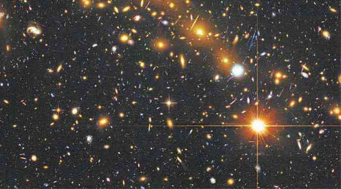 Aglomerado de galxias registrado pelo telescpio Hubble: mistrios sobreoUniverso so tema de muitas pesquisas (foto: NASA/ESA HUBBLE SPACE TELESCOPE/AFP %u2013 23/7/14)