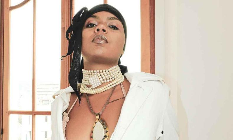 Tamara Franklin olha para a cmera com expresso desafiadora