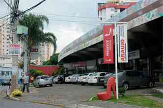 Centro comercial na Rua Niquelina  um dos que do ao Bairro Santa Efignia o ttulo de campeo em empresas fora da Centro-Sul (foto: (Beto Novaes/EM/D.A Press))