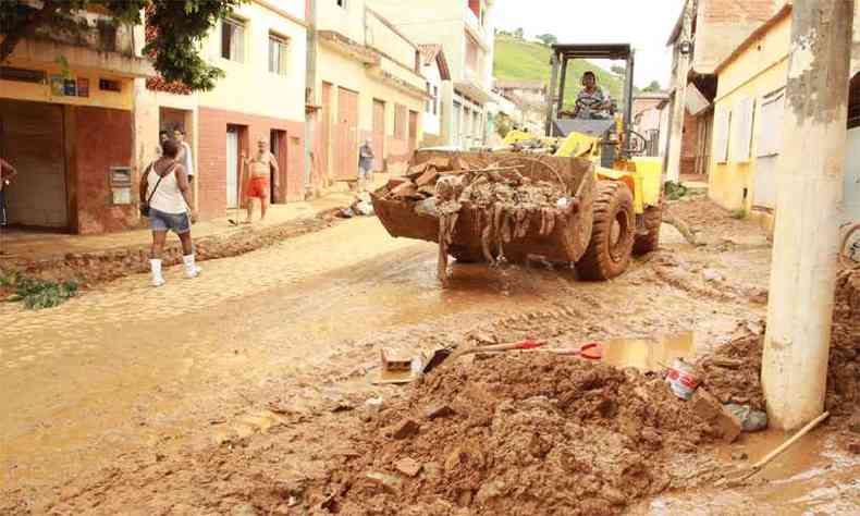 Em Raul Soares, tratores precisaram tirar a lama e o lixo das ruas depois da enchente do Rio Matip(foto: Edsio Ferreira/EM/DA Press - 27/01/2020)
