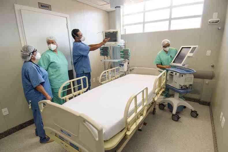 Um dos 10 leitos de terapia semi-intensiva inaugurados em 9 de julho no Hospital Eduardo de Menezes. Com 100% de lotao, Instituio ganhou nova ala (foto: Leandro Couri/EM/D.A.Press)