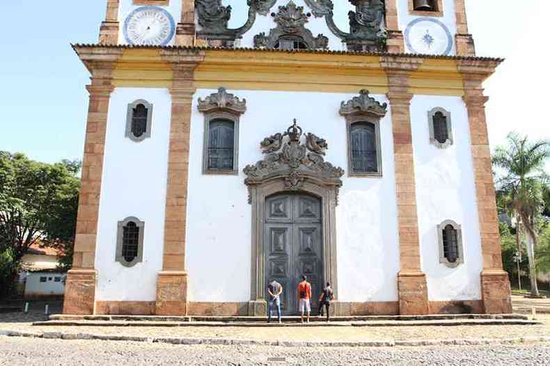 Poucas pessoas burlaram isolamento e visitaram os templos fechados, como a Igreja de Nossa Senhora do Carmo, em Sabar(foto: Edsio Ferreira/EM/D.A.Press)