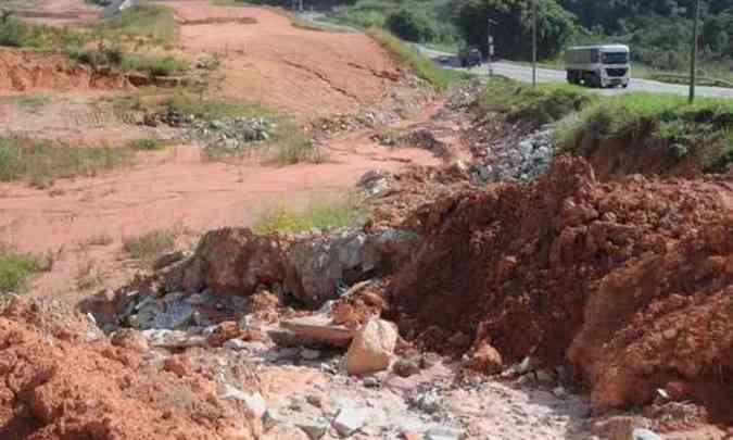 Canteiro de obras inativo no trecho entre Caet e Nova Unio(foto: Paulo Filgueiras/EM/D.A PRESS)