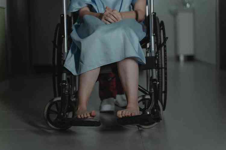 Mulher na cadeira de rodas