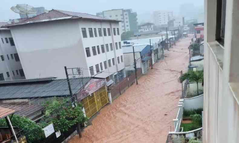 Rua alagada em Joo Monlevade 