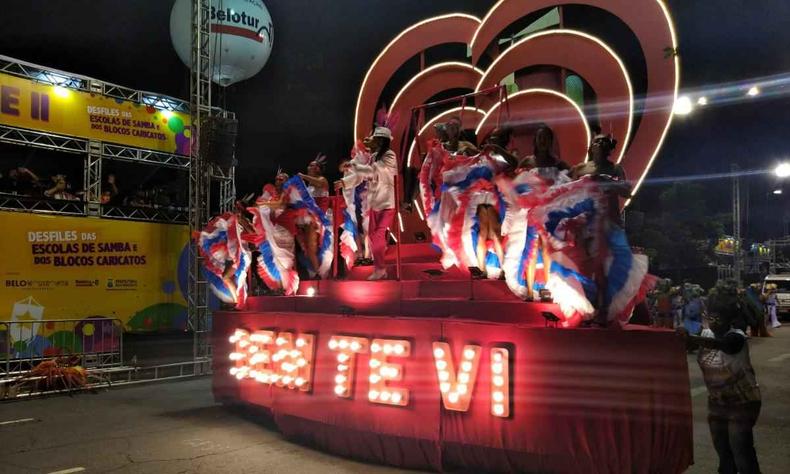 Carro em formato de corao e cores vermelhas da Escola de Samba Mocidade Independente Bem-Te-Vi na Avenida Afonso Pena