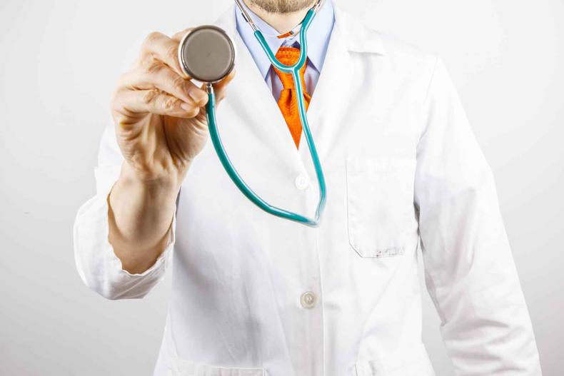 A atual 'febre do empreendedorismo' tem levado cada vez mais profissionais a abandonar os empregos formais(foto: Public Domain) médico segura estetoscópio